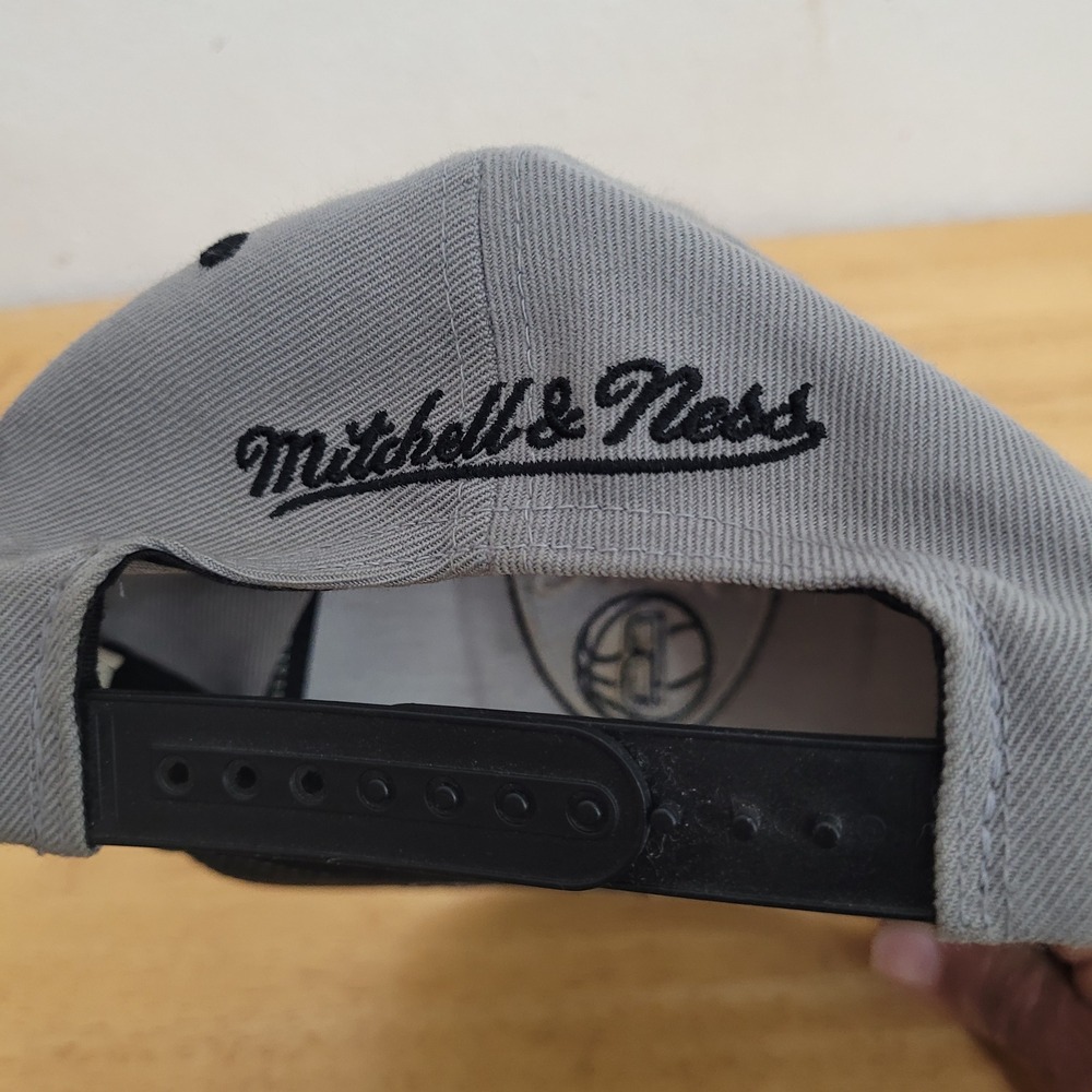 Mitchell & Ness Brooklyn Nets Snapback Hat Mens Grey Black NBA Basketball Cap - Picture 8 of 9